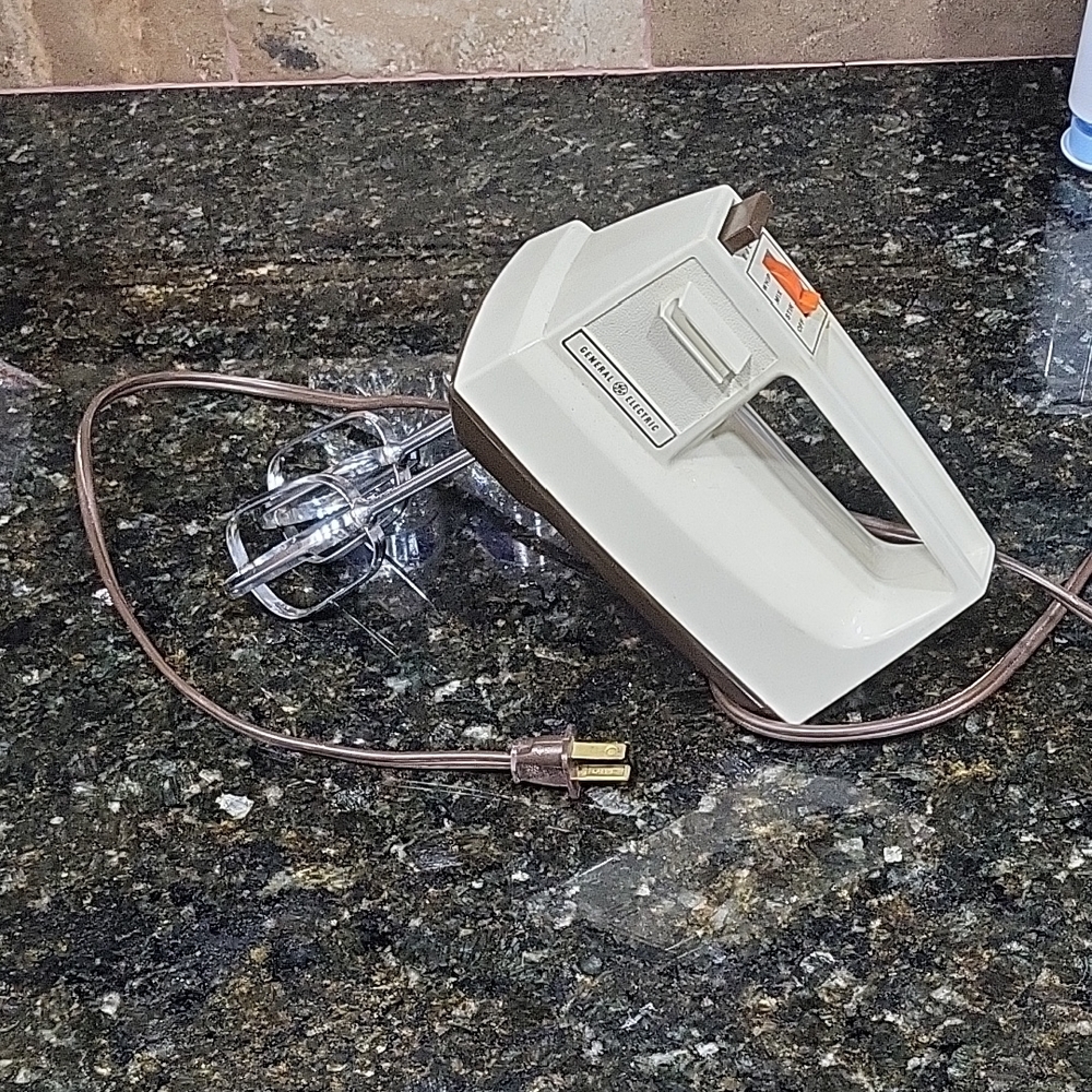 Vintage GE General Electric Hand Mixer 3 Speed  w/ 2 Beaters TESTED/WORKS